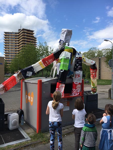 Thijs-Bloothoofd-als-Plasticman-in-Buurtsafari-Waterlanders-Nude-Wageningen-2017-web